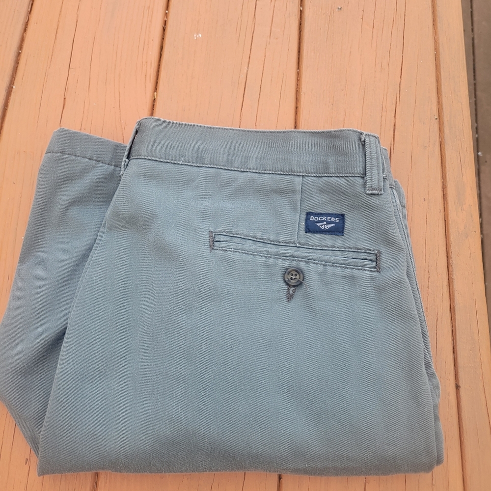 Men's Dockers Pleated Front Khaki  Shorts  36" waist 9" inseam